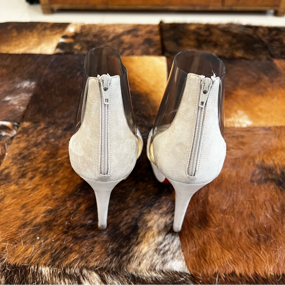 Taylor Swift: Christian Louboutin “Dufoura” Sandals in Smoke/Silver/White - Picture 7 of 15